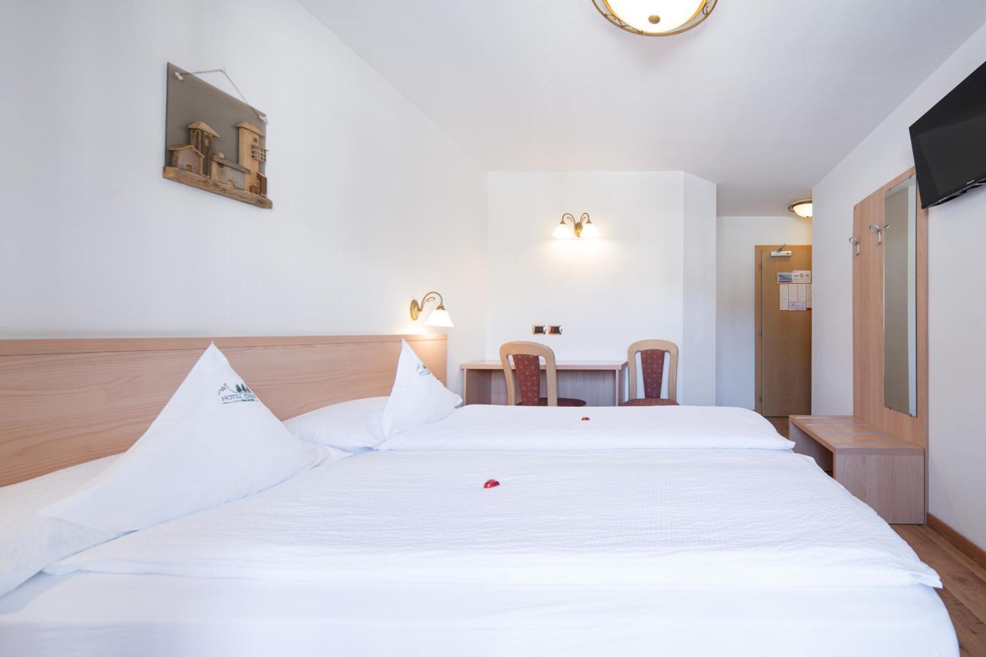 Hotel Zirmes 모에나 외부 사진